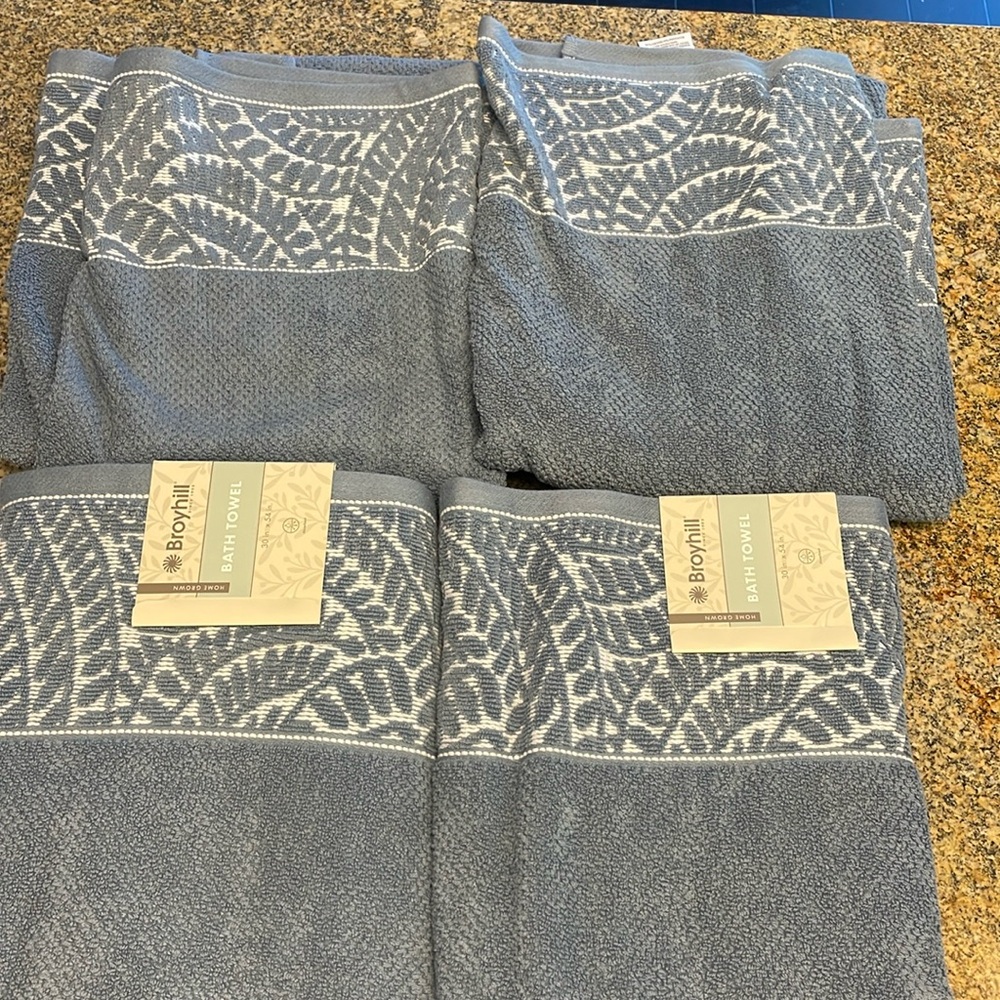 Broyhill bath towels